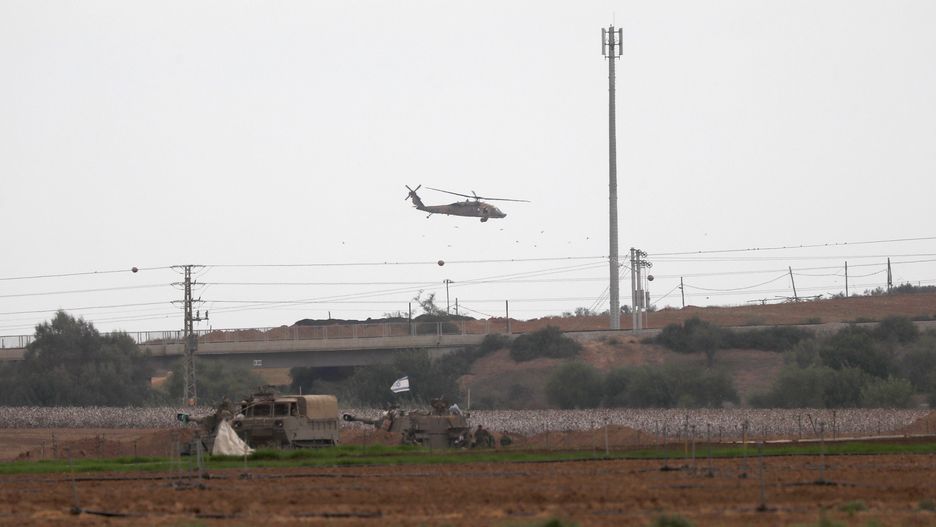 An Israeli army helicopter on patrol at an area along the border with Gaza, southern Israel, 09 October 2023. The Israeli army announced on 09 October, it carried out over 500 strikes on targets across the Gaza Strip overnight. Palestinian officials said almost 500 people were killed, including 91 children, and over 2,700 were injured after Israel launched retaliatory raids and air strikes in the Palestinian enclave. An unprecedented attack on southern Israel on 07 October claimed by the Islamist movement Hamas killed more than 700 Israelis and left over 2,150 injured, the Israeli army said. EPA/ATEF SAFADI Dostawca: PAP/EPA.