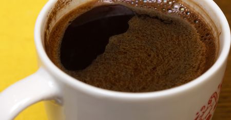 Zabójcza mieszanka. Dodatek do kawy, który szybko wyniszcza wątrobę i trzustkę