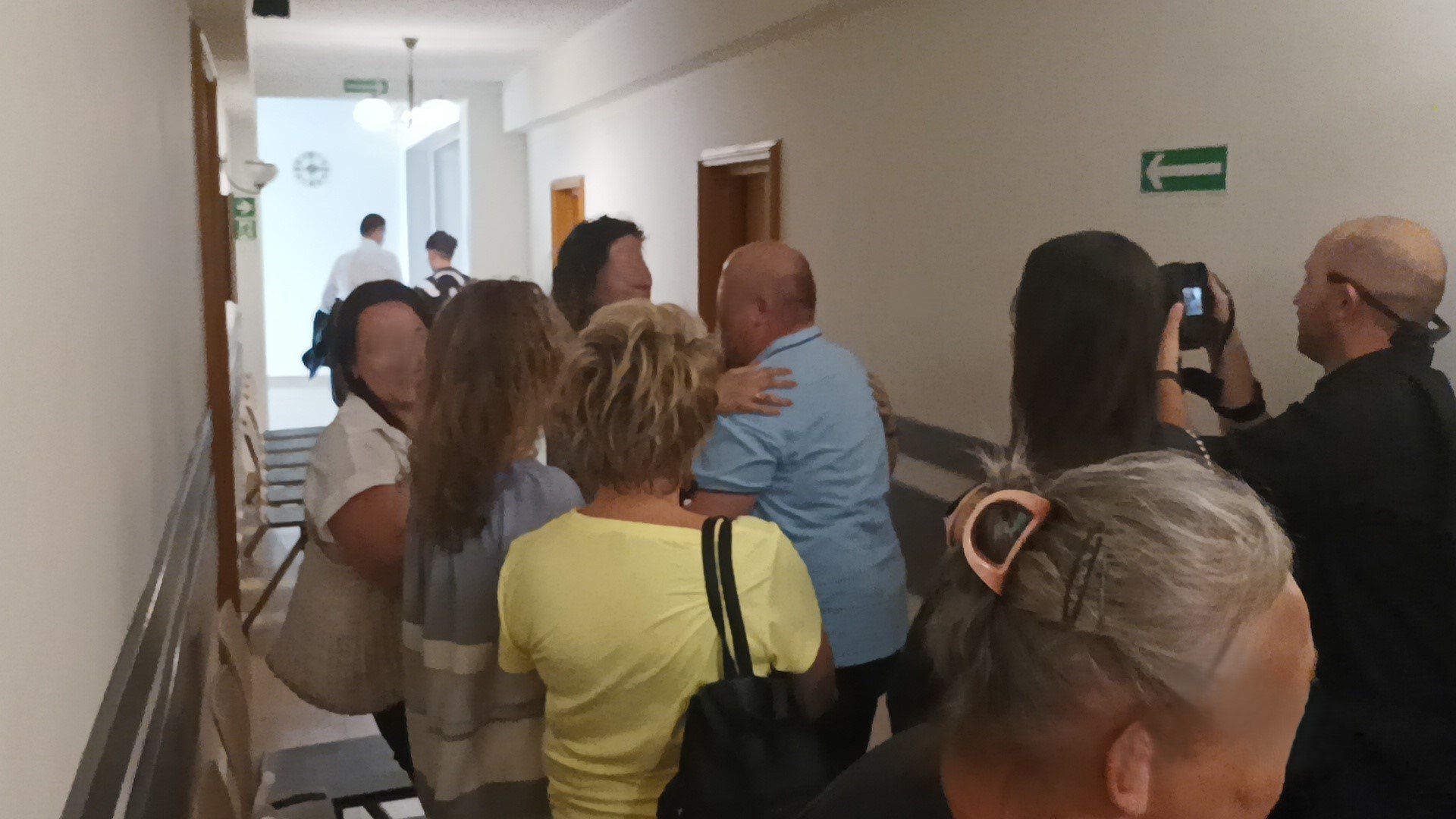Trzech mężczyzn, którzy zaczęli już odsiadywać karę w więzieniu za molestowanie 11-letniej dziewczynki zostali w poniedziałek uniewinnieni.