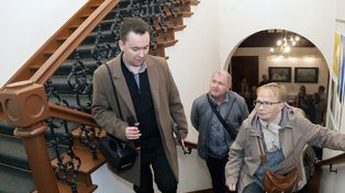 Legnicki Spacer Historyczny, zwiedzali Bibliotekę Publiczną przy ulicy Piastowskiej
