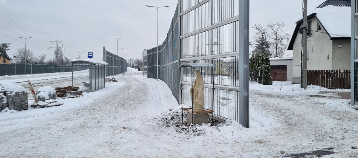 figurka, boska matka Matka Boska Dźwiękoszczelna. Absurdalna sytuacja w Krakowie