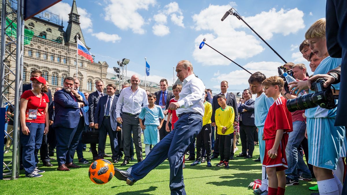 Jeśli przyrównać zmagania energetyczne do meczu, Unia wygrywa z Rosją 1:0 do przerwy. Na zdjęciu Władimir Putin podczas uroczystości związanych z mistrzostwami świata w Rosji w 2018 r. 
