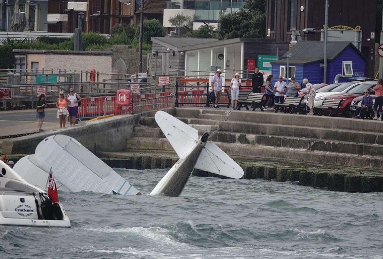Katastrofa podczas pokazu lotniczego w Bournemouth. Samolot wpadł do wody