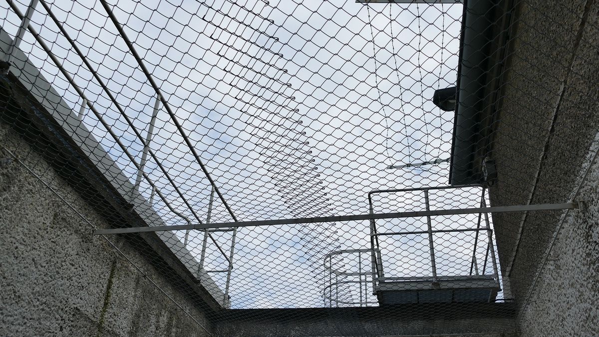 Pobyt w więzieniu to nie jedyna forma odbywania kary pozbawienia wolności. Dozór elektroniczny umożliwia skazanemu odbywanie kary w domowych warunkach, jednak istnieje szereg ograniczeń. (Pixabay)