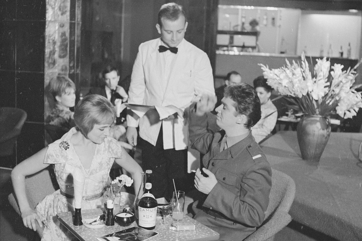 Był kelnerem w jednej z najmodniejszych restauracji PRL-u. Obsługiwał dygnitarzy, cinkciarzy i prostytutki