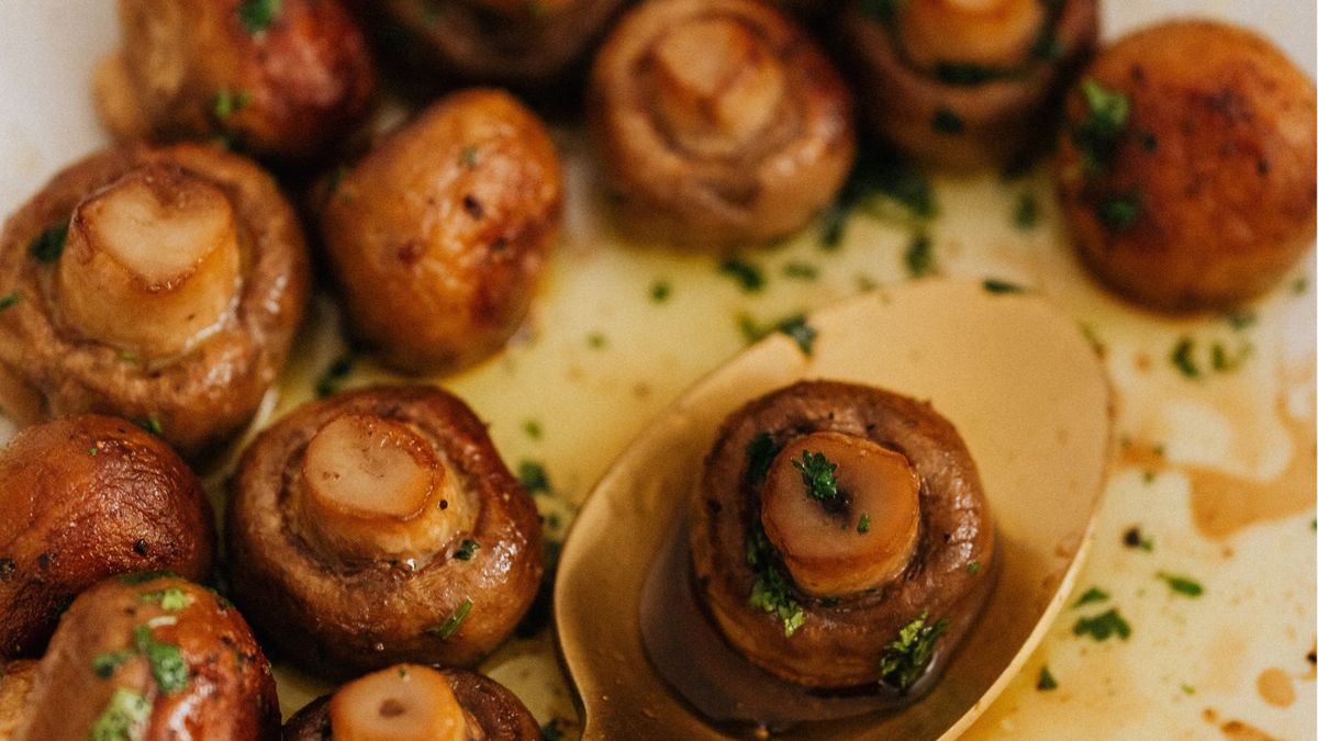 Pieczarki obgotuj, a potem obtocz w panierce