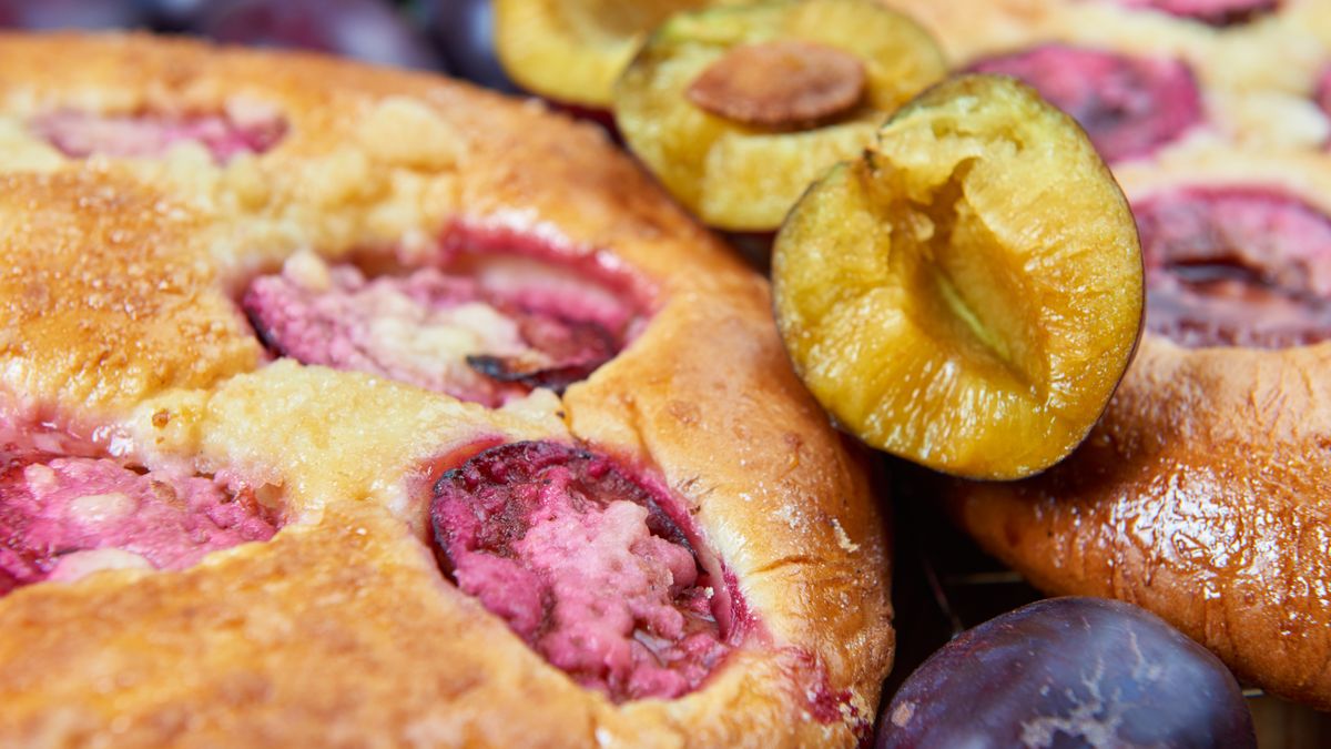 Domowe drożdżówki ze śliwkami