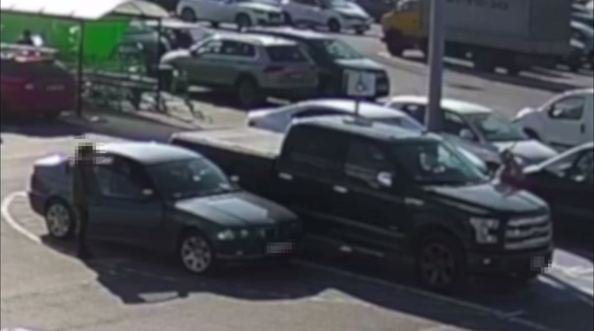 41-latek urwał wycieraczkę samochodu, który zaparkował obok niego 