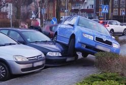 Pomyliła hamulec z gazem i najechała na zaparkowane auto
