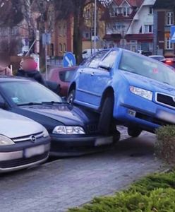 Pomyliła hamulec z gazem i najechała na zaparkowane auto