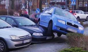 Pomyliła hamulec z gazem i najechała na zaparkowane auto