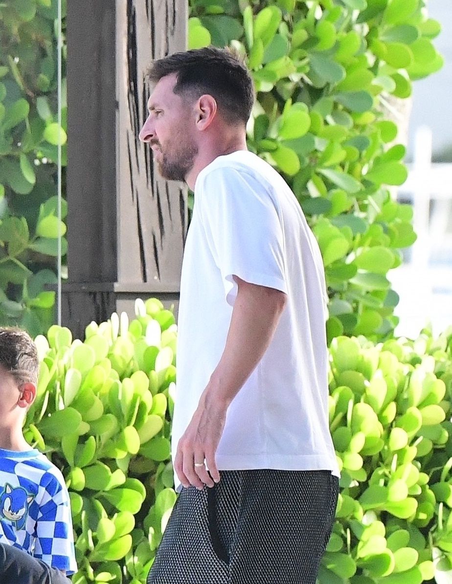 Lionel Messi poluje na nowy dom z rodziną