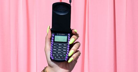 Telefony z klapką wracają do łask. Generacja Z je pokochała
