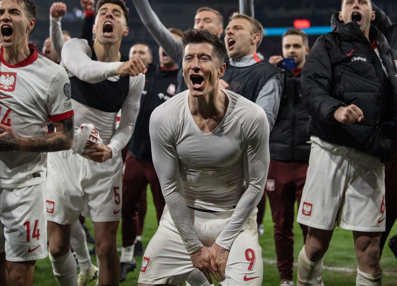 CARDIFF, WALES - MARCH 26: Robert Lewandowski of Poland leads the celebrations after the UEFA EURO 2024 Play-Off Final match between Wales and Poland at Cardiff City Stadium on March 26, 2024 in Cardiff, Wales.(Photo by Visionhaus/Getty Images)