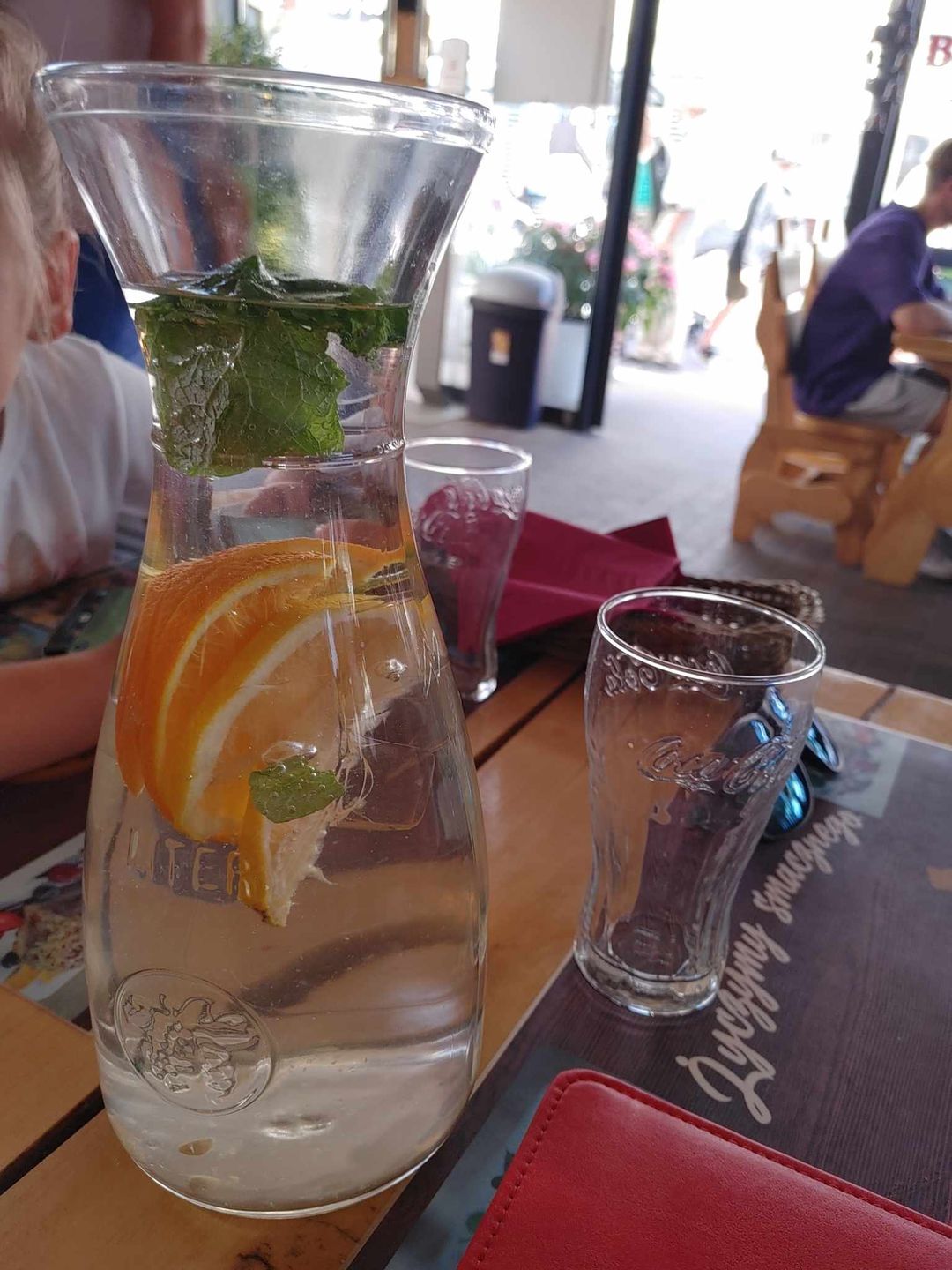 Litrowy dzbanek wody z dodatkami