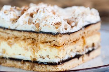 Ciasto "pychotka" z masą budyniową i bezą z dodatkiem konfitury