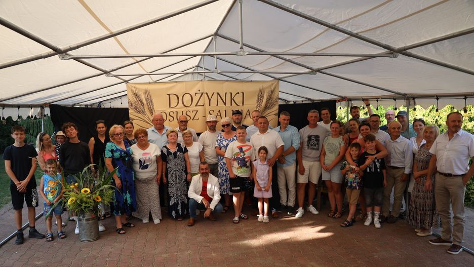 Zabawa dożynkowa odbyła się przy sali wiejskiej w Salni