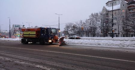 Trudne warunki na ulicach Lublina. Kierowcy zostawili auta na osiedlowych parkingach, przesiedli się do autobusów