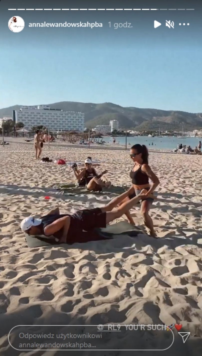 Anna i Robert Lewandowscy trenują na plaży w towarzystwie córek