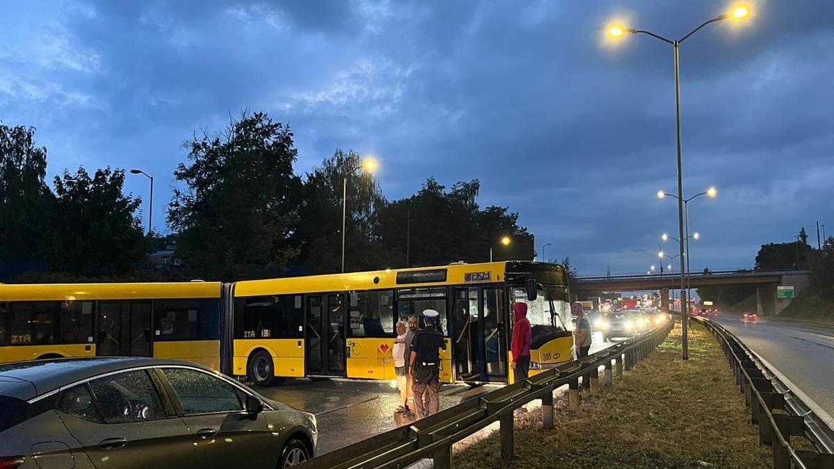 Kierowca autobusu miejskiego wjechał na trasę szybkiego ruchu pod prąd