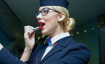 Dlaczego stewardesy malują usta na czerwono? Wybór ma drugie dno