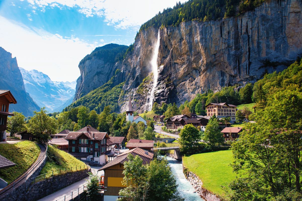 Mieszkańcy szwajcarskiego miasta Lauterbrunnen są zmęczeni tłumami turystów 