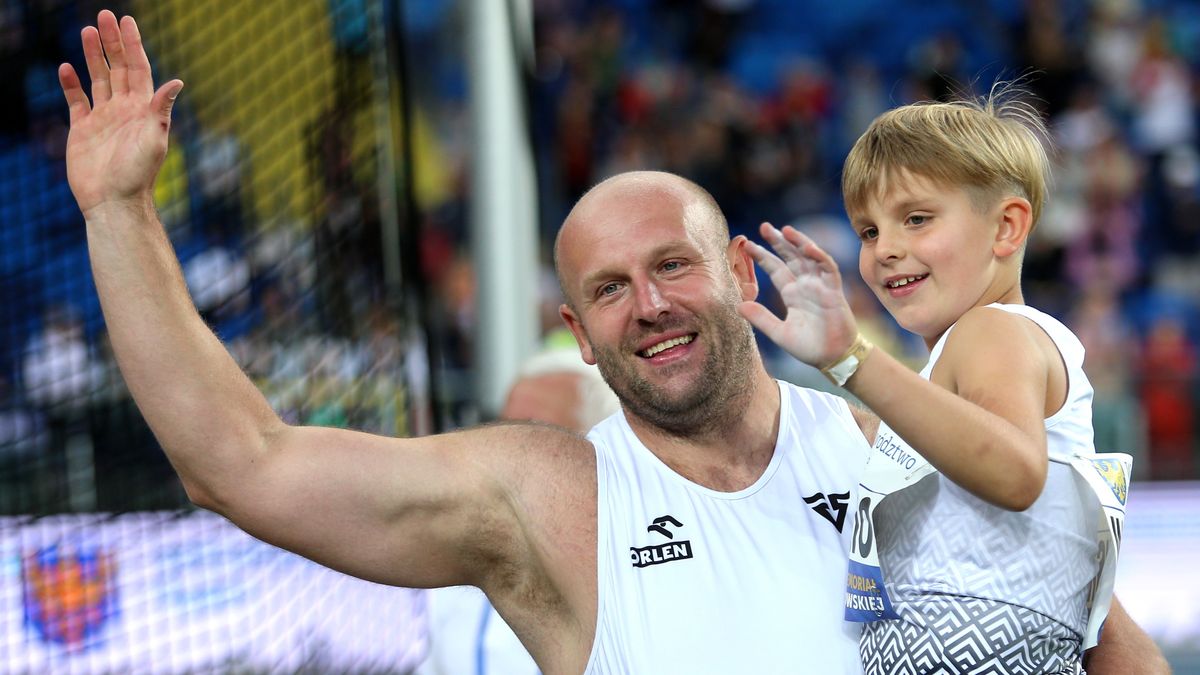 Chorzów, 05.09.2021. Polski dyskobol Piotr Małachowski z synem Heniem żegna się z kibiami podczas lekkoatletycznego memoriału Kamili Skolimowskiej - Continental Tour Gold, 5 bm. w Chorzowie. Piotr Małachowski zakończył karierę sportową. (gj) PAP/Andrzej Grygiel