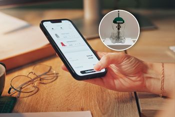 Od rana stali w kolejce po kubki Starbucks. Teraz chcą na nich zarobić