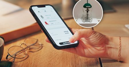Od rana stali w kolejce po kubki Starbucks. Teraz chcą na nich zarobić
