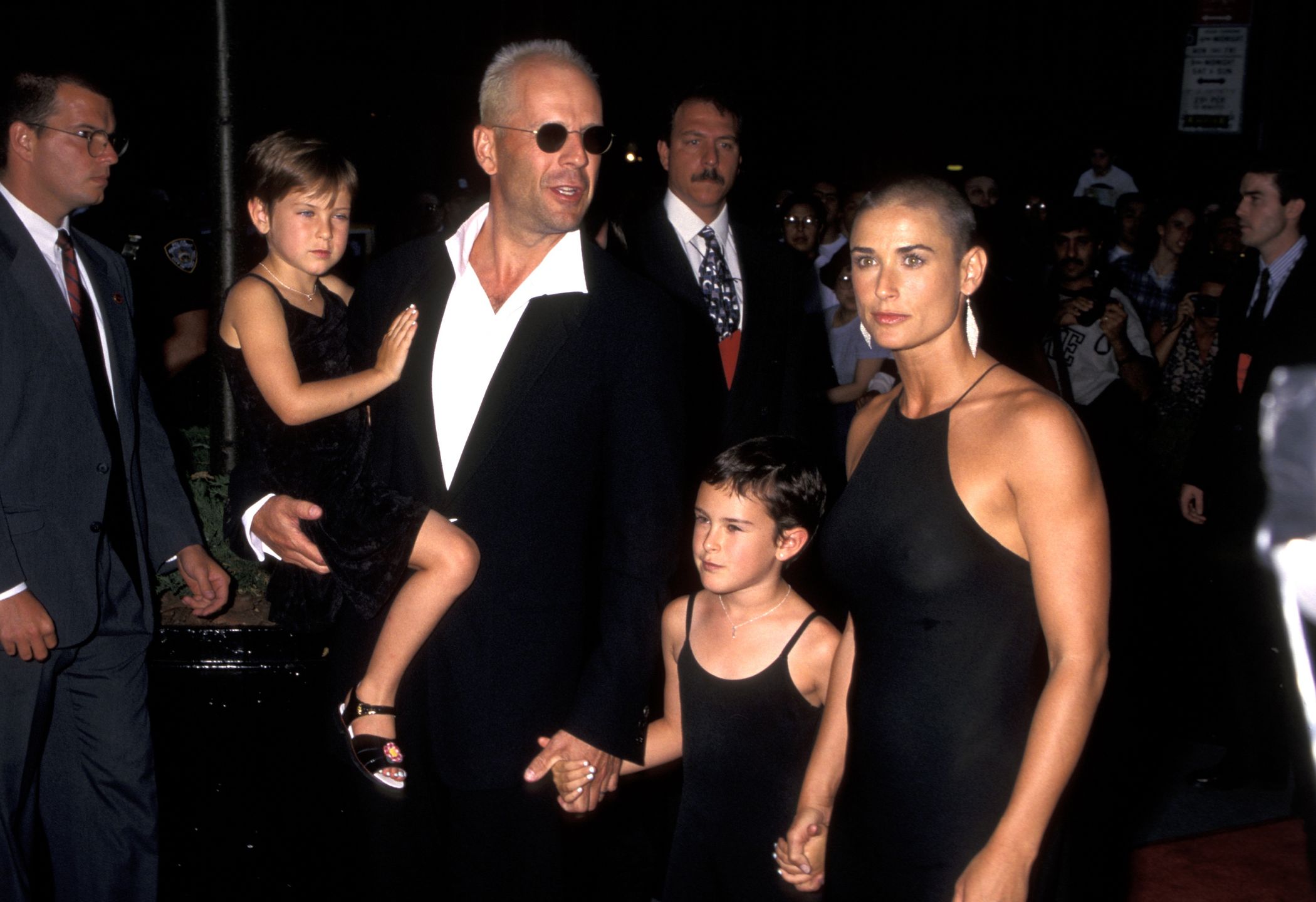 Bruce Willis i Demi Moore z córkami Rumer i Scout, 1996 r.