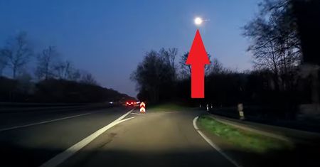 Szokujące sceny w Koblencji. Meteoryt spadł na dom