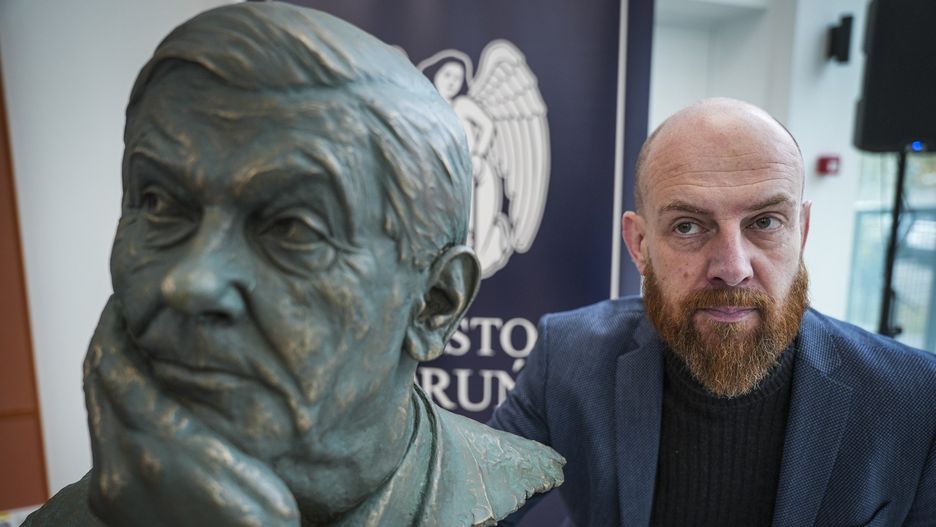 Pomnik Zbigniewa Herberta w Toruniu