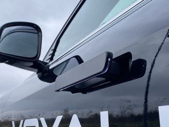 Chiny zakazują chowanych elektrycznych klamek. To efekt serii wypadków