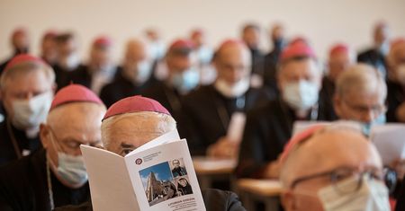 "Materiał z płodów w szczepionkach na COVID". Jest reakcja na słowa biskupów