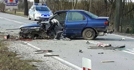 Borów: Samochód zjechał z drogi i uderzył w drzewo. Rannego zabrał śmigłowiec