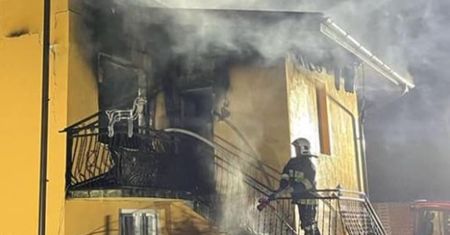 Pożar odebrał dach nad głową dwóm rodzinom. Strażacy proszą o pomoc