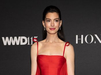 Karminowy odcień czerwieni. Anne Hathaway wybrała spektakularną stylizację