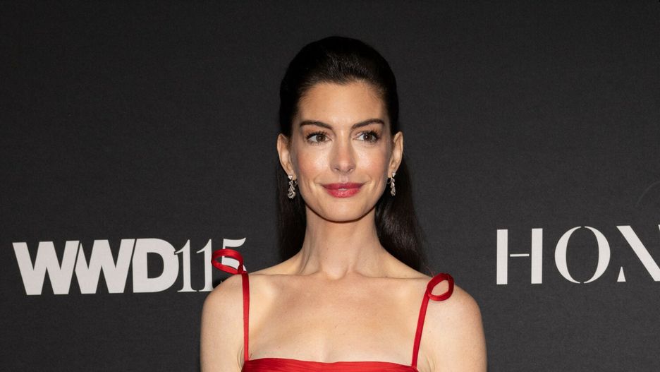 Anne Hathaway wybrała suknię w kolorze karminowej czerwieni