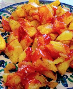 Patatas bravas - znak rozpoznawczy madryckiej gastronomii. Jednak trzeba wiedzieć, gdzie je zamówić