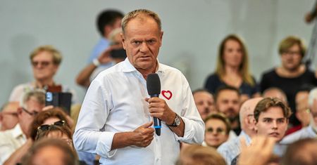 Tusk przegrywa z irracjonalizmem, który sam wywołał [OPINIA]