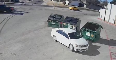 Wyrzuciła żywe niemowlę na śmietnik. 18-latka z USA nagrana na kamerze monitoringu