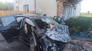 Ściborowice: Wypadek na DW416. Volkswagen przebił elewację domu