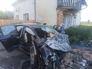 Ściborowice: Wypadek na DW416. Volkswagen przebił elewację domu