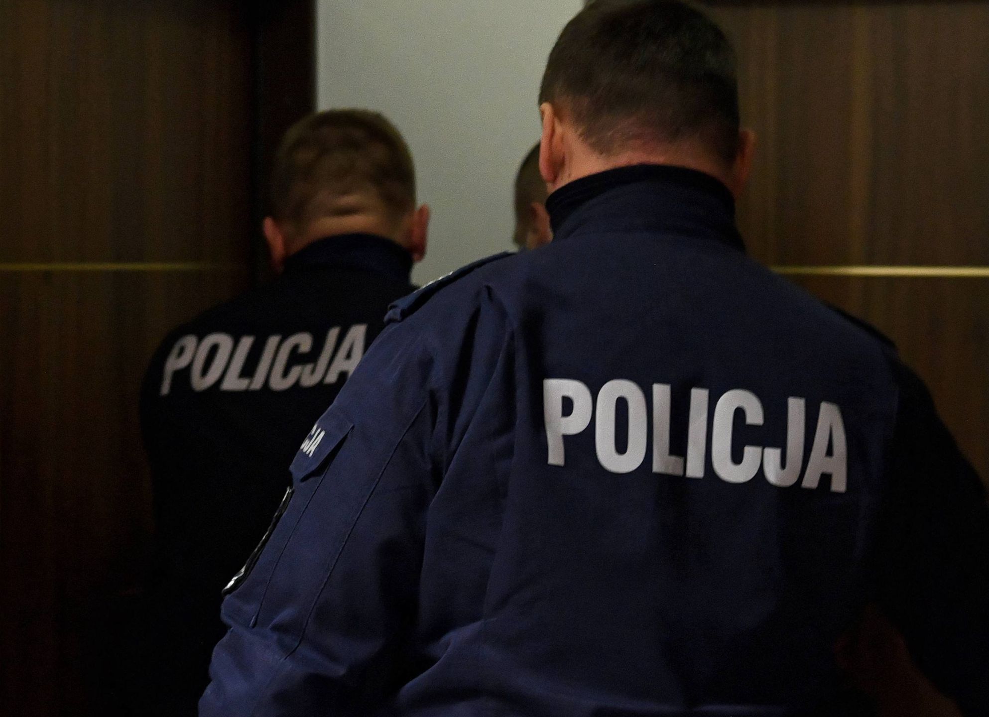 policjanci
Tarnobrzeg, 03.02.2021. Policjanci w S�dzie Rejonowym w Tarnobrzegu, 3 bm. (dd/doro) PAP/Darek Delmanowicz
Darek Delmanowicz
s�d, rejonowy, wokanda, wymiar, temida, sala, rozpraw, rozprawa, s�dzia, oskar�ony, apelacja, oskar�enie, paragraf, paragrafy, podejrzany, podejrzana, ilustracja, ilustracje, policja, policjanci