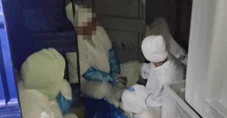 Zajrzeli do pojemników na mięso. Przecierali oczy ze zdumienia