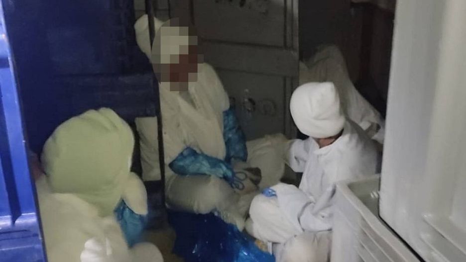 Kolumbijczycy i Nepalczycy, nielegalnie zatrudnienie w prywatnym przedsiębiorstwie w okolicach Chrzanowa, przed kontrolerami ukryli się w pojemnikach na mięso