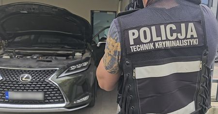 Uciekał skradzionym Lexusem, porzucił auto i schował się w lesie. Policjanci zatrzymali 27-latka