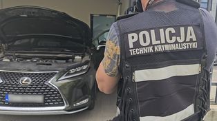 Uciekał skradzionym Lexusem, porzucił auto i schował się w lesie. Policjanci zatrzymali 27-latka