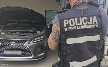 Uciekał skradzionym Lexusem, porzucił auto i schował się w lesie. Policjanci zatrzymali 27-latka