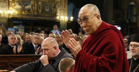 "Żył życiem prostym, ale pełnym znaczenia". Dalajlama żegna Franciszka
